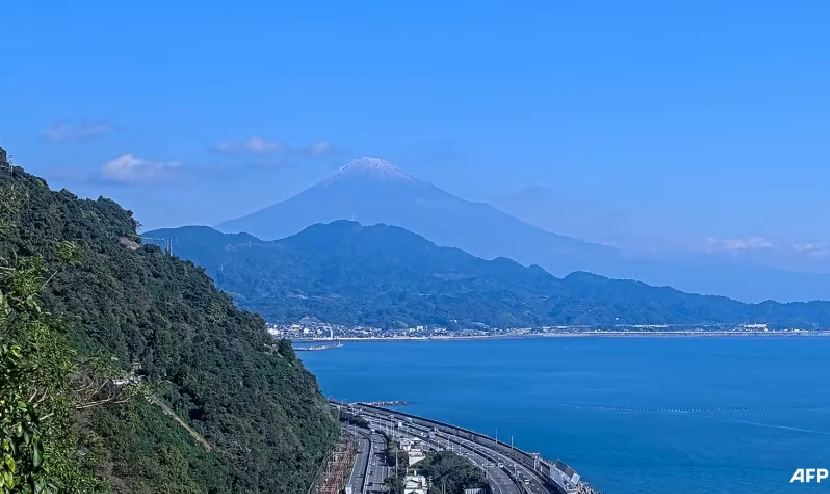 Snow seen on Mount Fuji after record absence