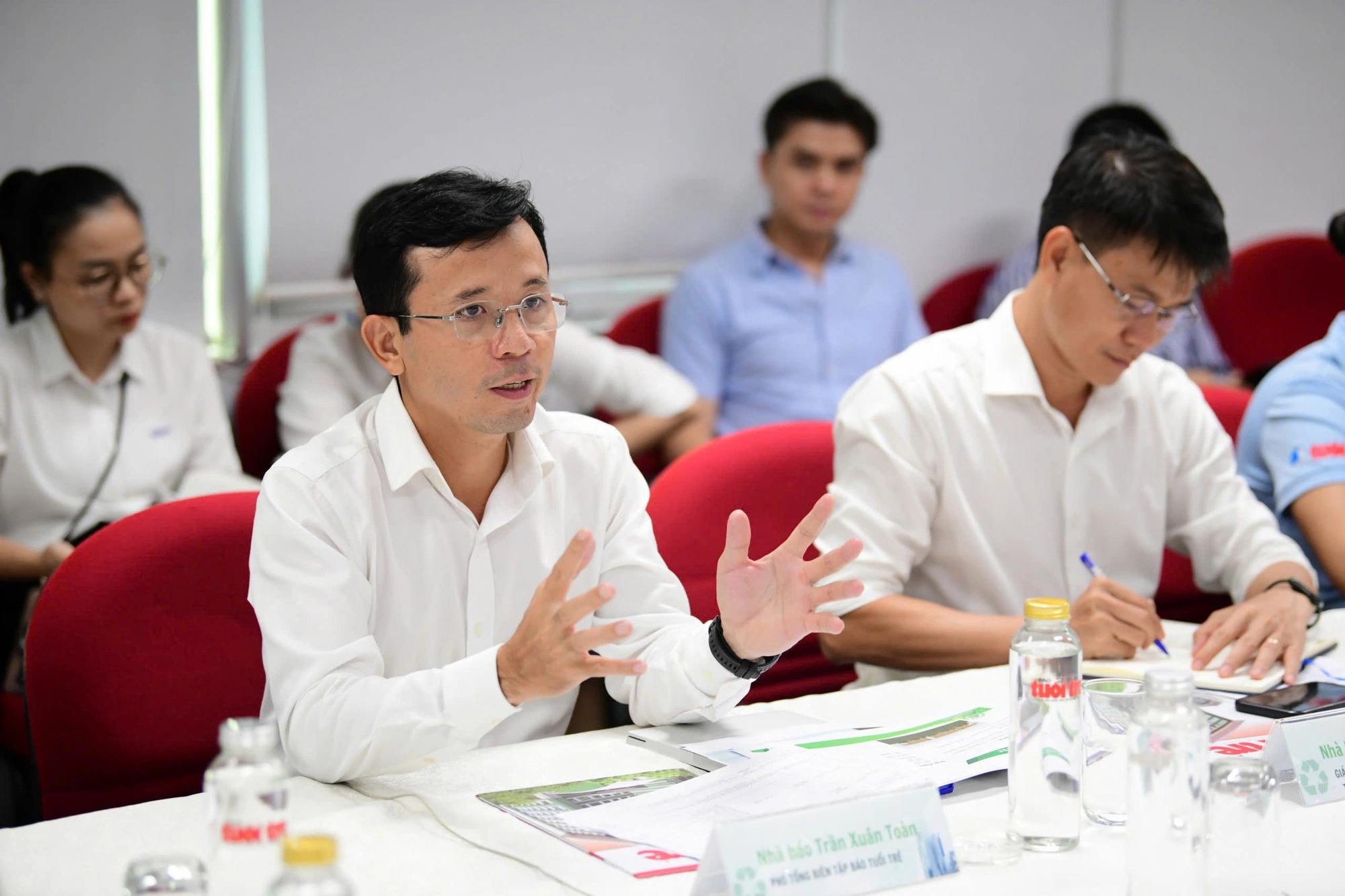 Tran Xuan Toan, deputy editor-in-chief of Tuoi Tre (Youth) newspaper, provides updates to businesses participating in the Vietnam Green Day in Ho Chi Minh City, Vietnam, November 4, 2024. Photo: Quang Dinh / Tuoi Tre