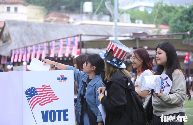 Vietnamese students experience a hypothetical voting activity at the Election Watch Event in Hanoi on November 6, 2024. Photo: Duy Linh / Tuoi Tre