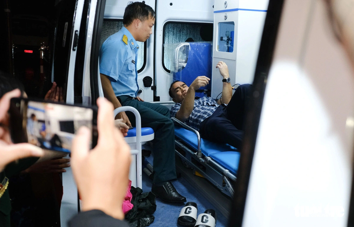 Colonel Nguyen Van Son is in an ambulance. Photo: Tan Luc / Tuoi Tre