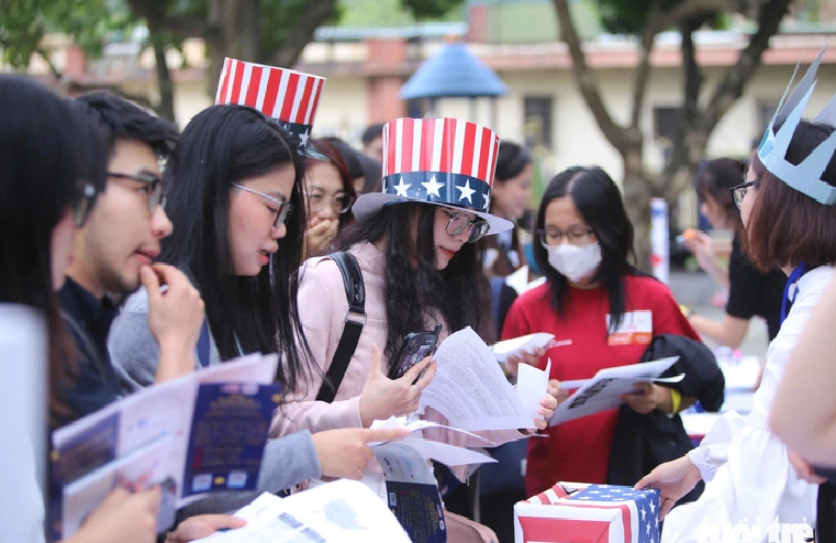 Vietnamese students learn about the U.S. presidential election at the Election Watch Event in Hanoi on November 6, 2024. Photo: Duy Linh / Tuoi Tre