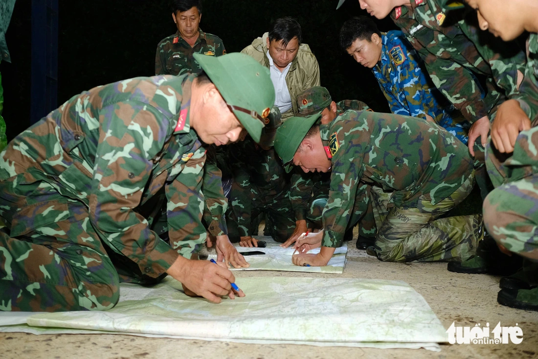 Military officers discuss solutions to locate and rescue the two pilots. Photo: Tan Luc / Tuoi Tre