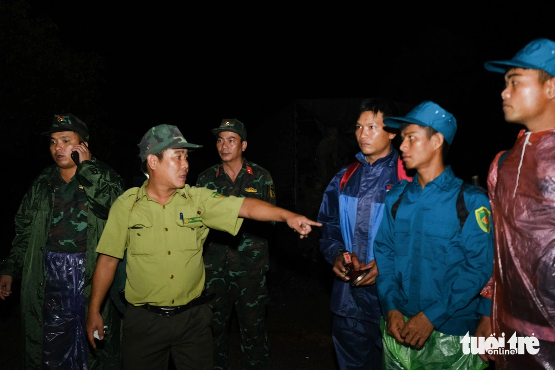 Militia members and rangers in Vinh An Commune, Tay Son District, Binh Dinh Province are mobilized to take military officers to the forest to search for the two pilots. Photo: Tan Luc / Tuoi Tre