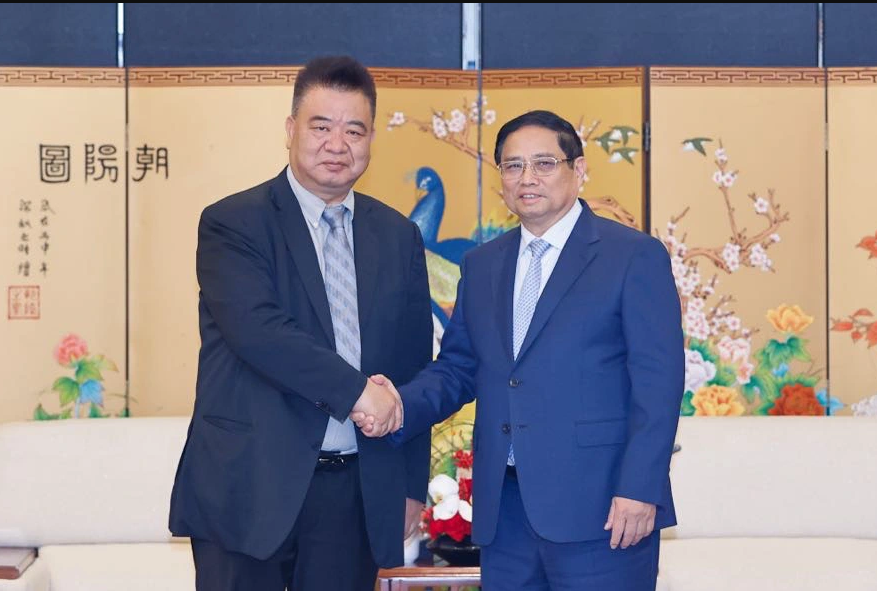 Vietnamese Prime Minister Pham Minh Chinh (R) receives Cao Ronggen, chairman of the Kunming International Flora Auction Trading Center (KIFA). Photo: Doan Bac