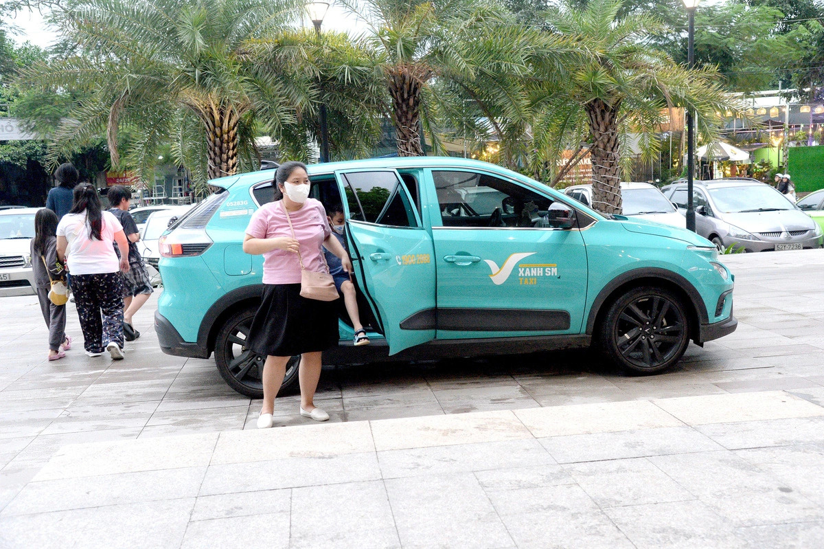 An electric taxi picks up passengers at Aeon Mall in District 8, Ho Chi Minh City, Vietnam. Photo: Tu Trung / Tuoi Tre