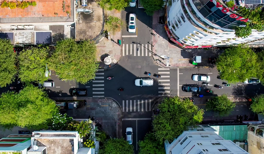 The street is currently crowded with many restaurants and vehicles. Photo: Chau Tuan / Tuoi Tre