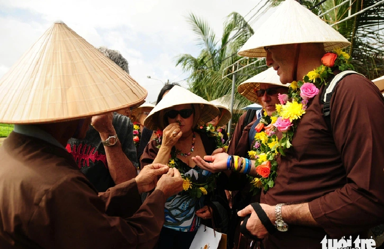 Foreigners sniff the fragrance of herbs in Tra Que Vegetable Village in Hoi An City, Quang Nam Province. Photo: B.D. / Tuoi Tre