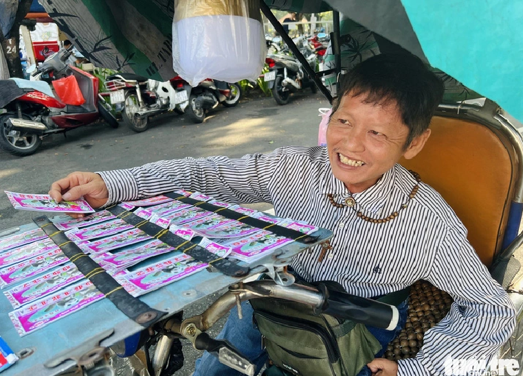 Nguyen Hoang Binh daily spends VND45,000 ($1.8) from his income of some VND200,000 ($7.9) buying cereals for flocks of pigeons. Photo: Yen Trinh / Tuoi Tre