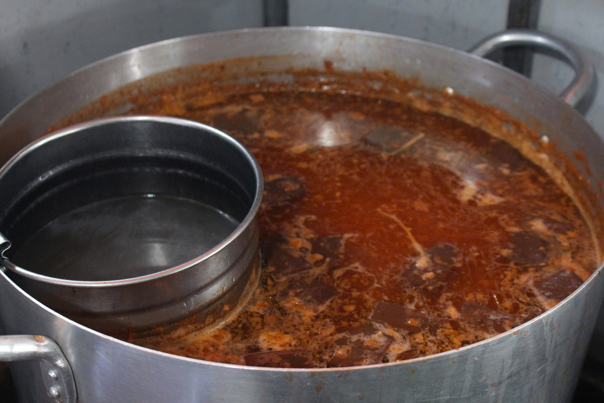 A large pot of broth for mantis shrimp noodle soup at Cay Bang restaurant in Can Thanh Town, Can Gio District, Ho Chi Minh City. Photo: Huy Doan / Tuoi Tre