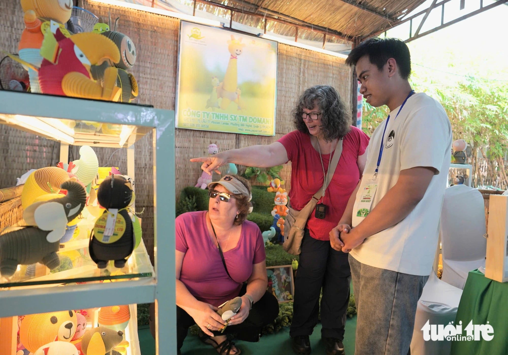 Vistors look at products displayed at a booth at the Green Vietnam Festival in Ho Chi Minh City on Novemer 9, 2024. Photo: Van Trung / Tuoi Tre