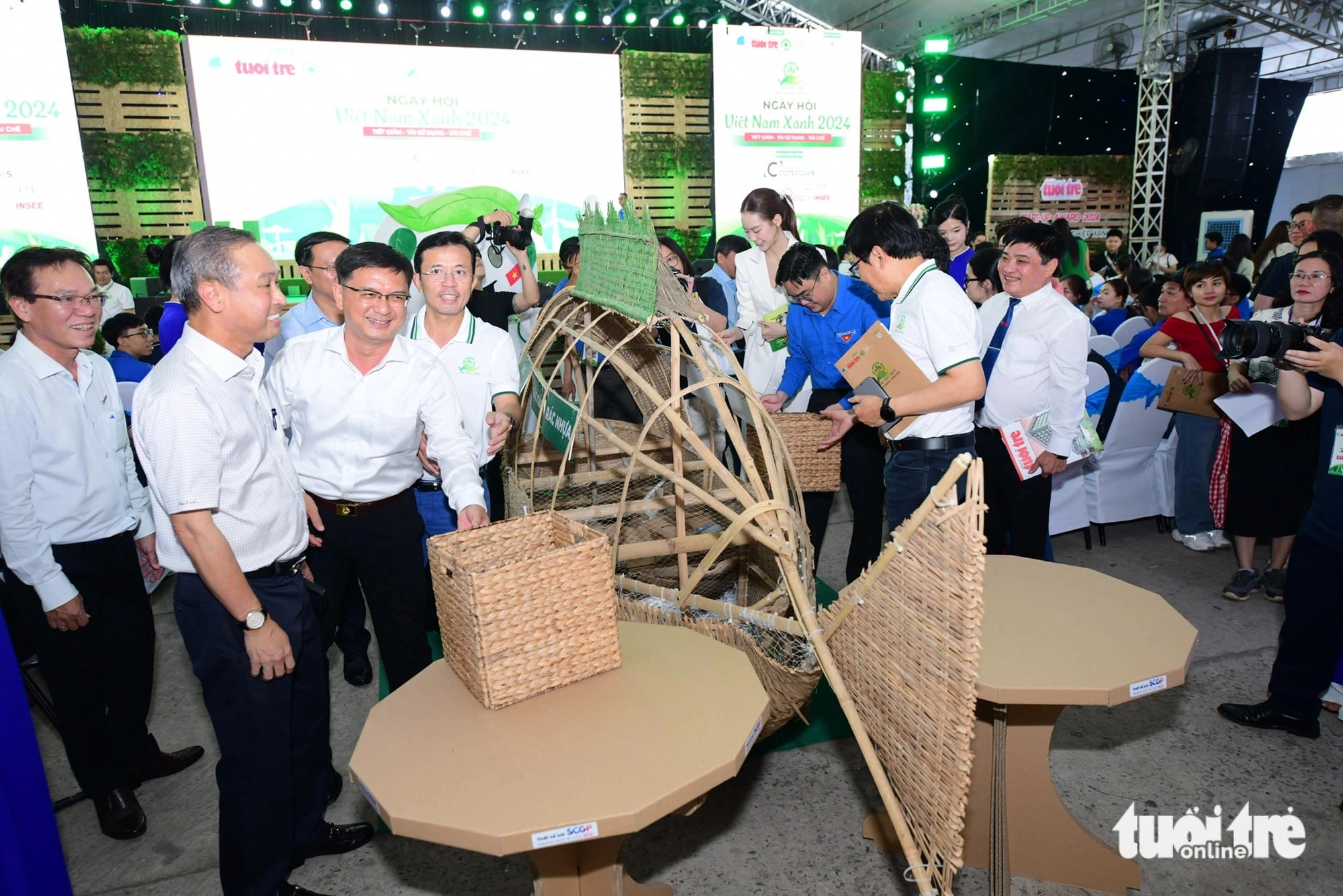 Distinguished guests participate in waste sorting at the Green Vietnam Festival in Ho Chi Minh City on November 9, 2024. Photo: Tuoi Tre