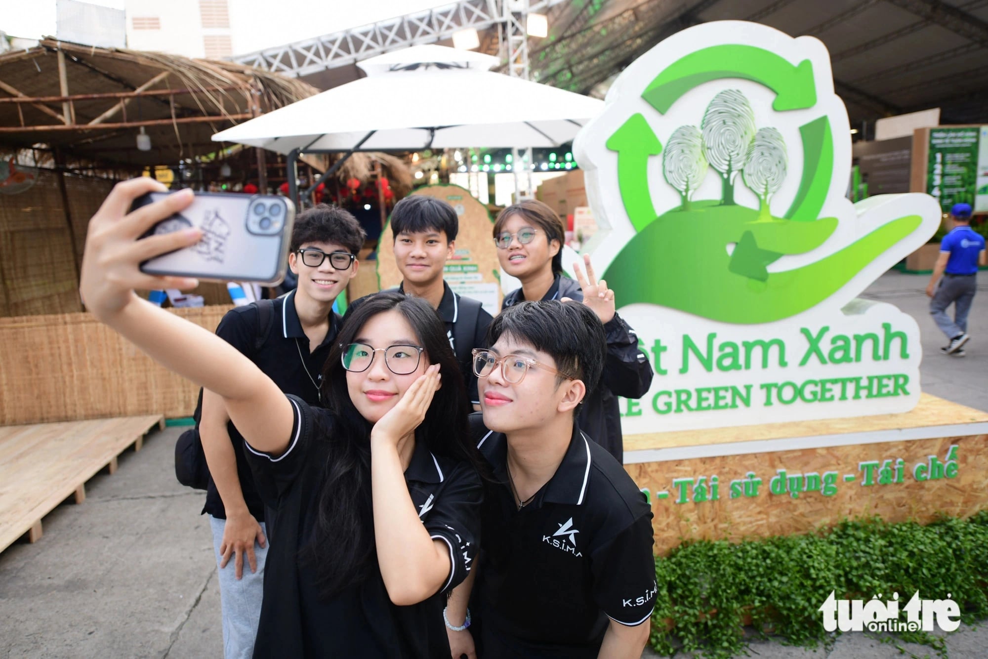 A group of visitors take a selfie while visting the Green Vietnam Festival in Ho Chi Minh City on November 9, 2024. Photo: Quang Dinh / Tuoi Tre