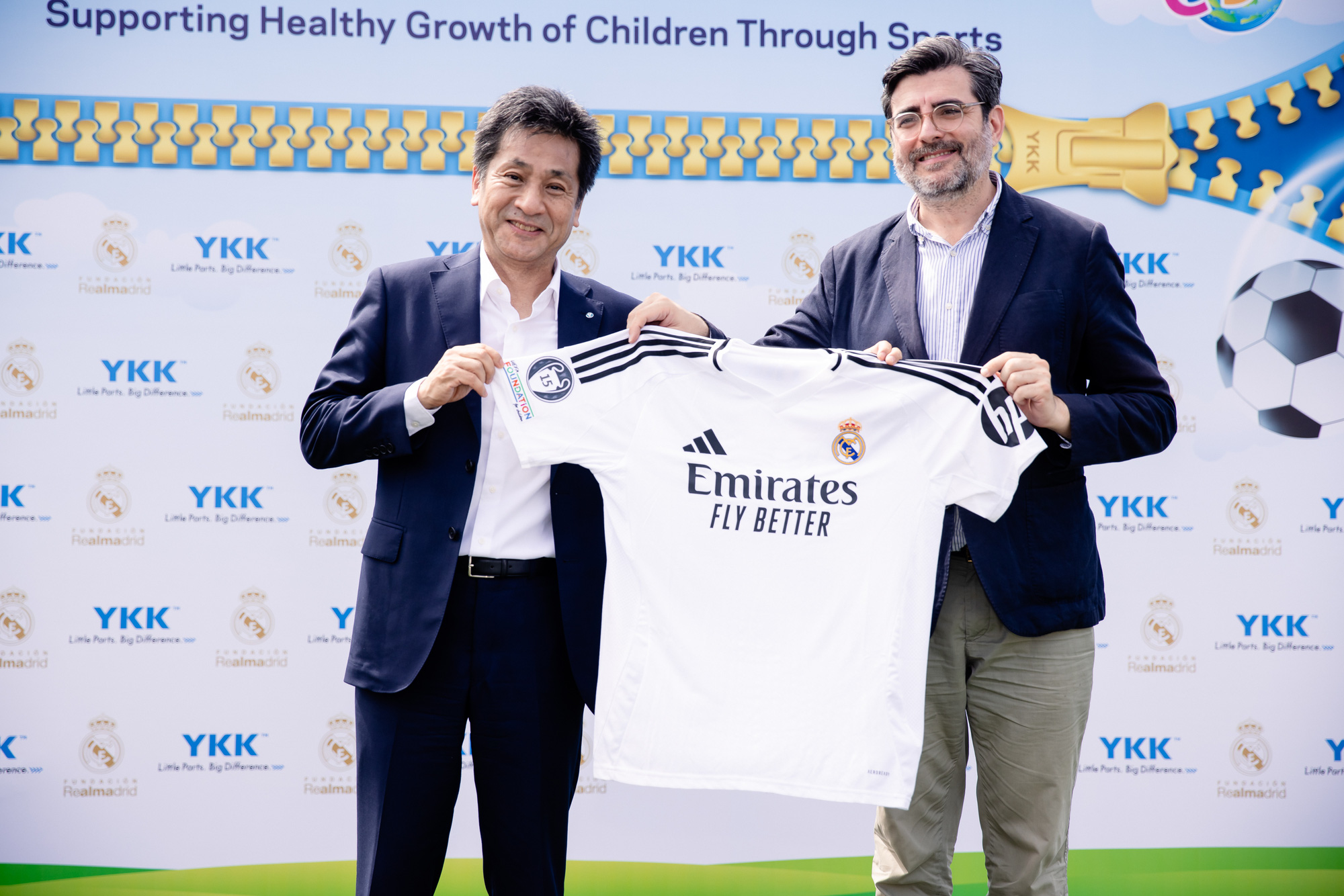 Kosuke Miimi (L), President of YKK Holding Asia Pte. Ltd, and Andres Muntaner Borrajo, Area Manager (Camps & Clinics) of the Real Madrid Foundation, at a press conference for the YKK ASAO Kids Football Clinic in Ho Chi Minh City, November 8, 2024. Photo: N.K. / Tuoi Tre