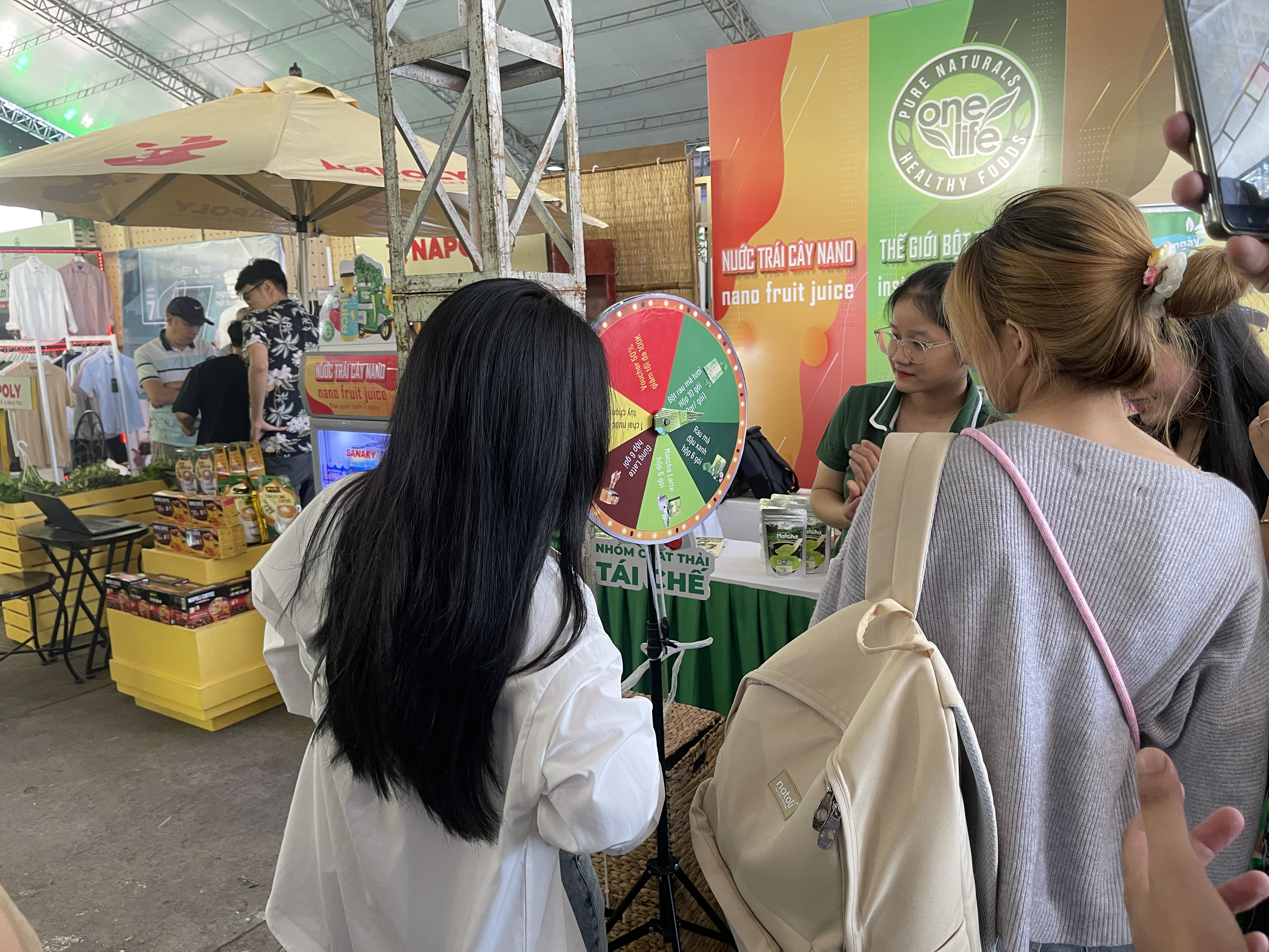 Visitors spin a lucky wheel for gifts at the Green Vietnam Festival in Ho Chi Minh City on November 9, 2024. Photo: Dong Nguyen / Tuoi Tre News