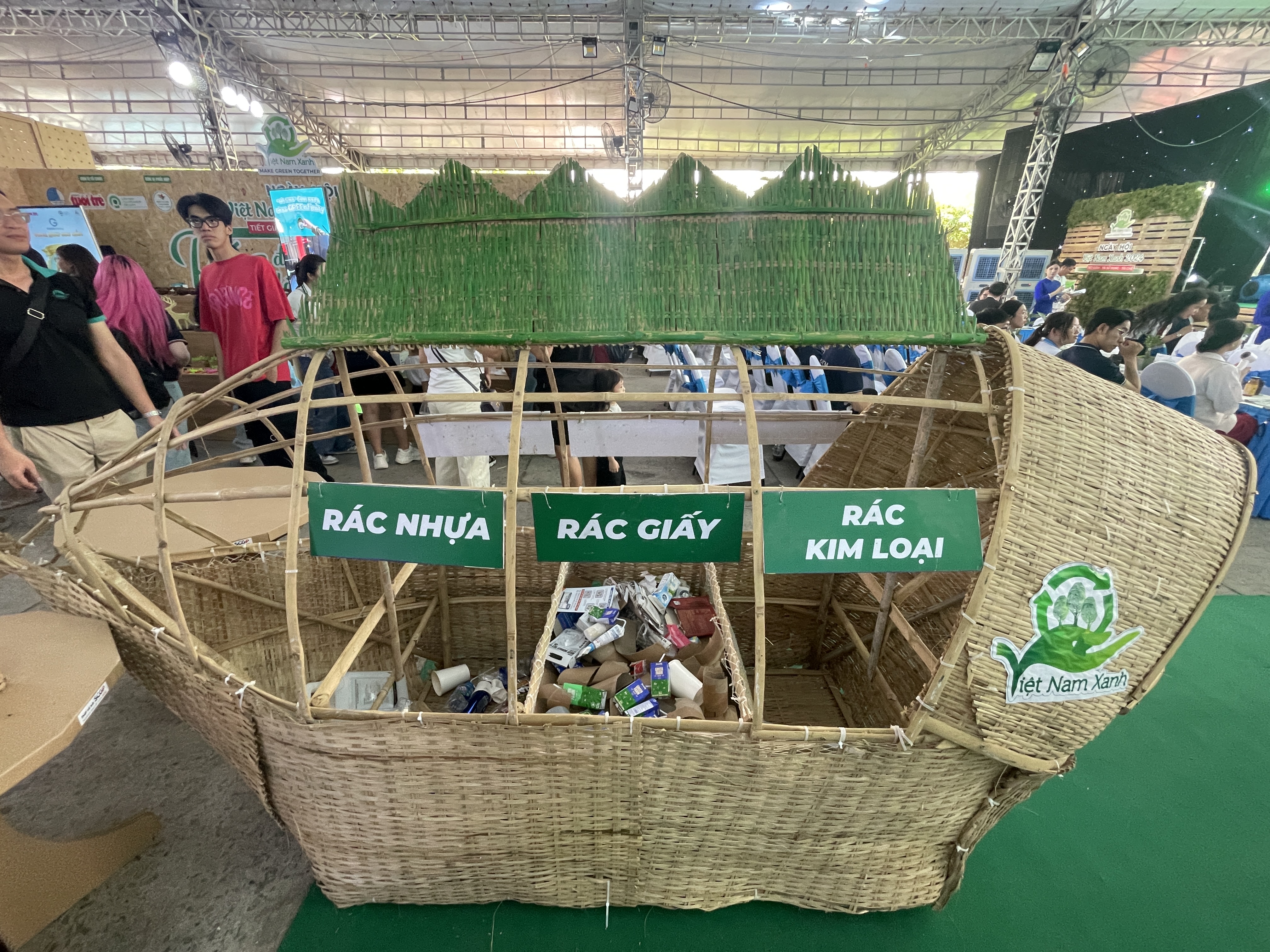 A giant fish-shaped waste sorting bin at the Green Vietnam Festival in Ho Chi Minh City on November 9, 2024. Photo: Dong Nguyen / Tuoi Tre News