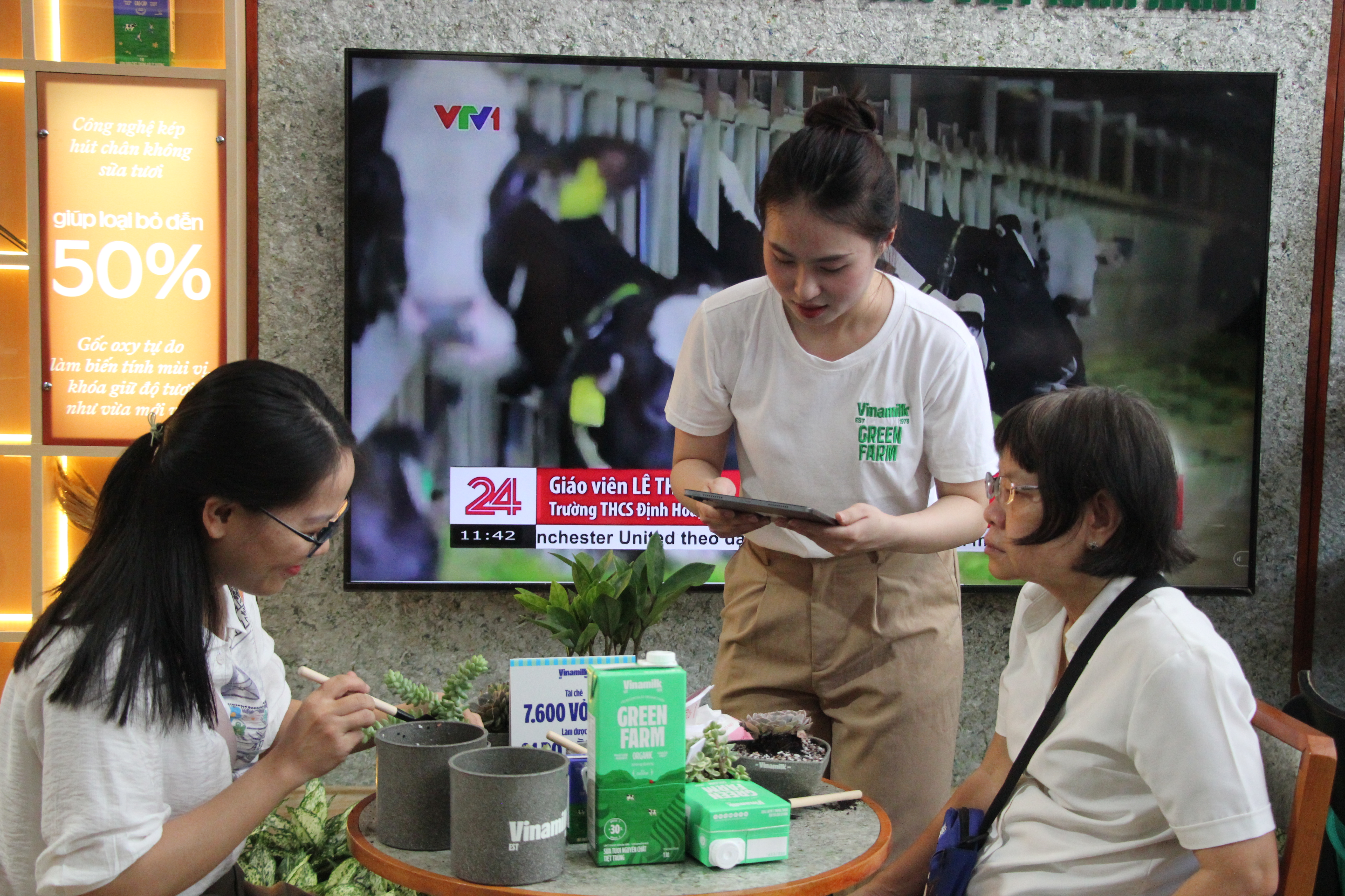 Festival-goers participate a planting activity at a booth run by Vinamilk at the Green Vietnam Festival in Ho Chi Minh City on November 9, 2024. Photo: Dong Nguyen / Tuoi Tre News