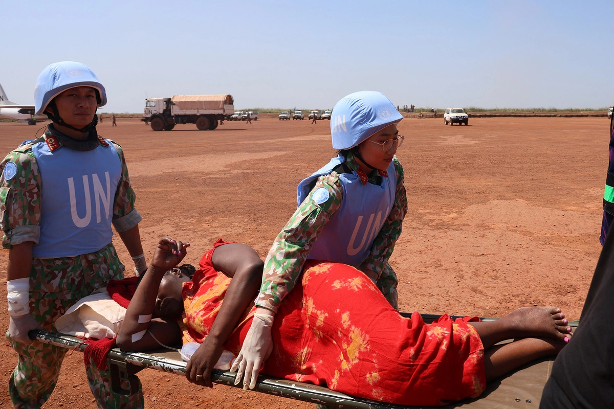 Vietnam’s peacekeeping medical team airlifts woman facing preterm labor in South Sudan