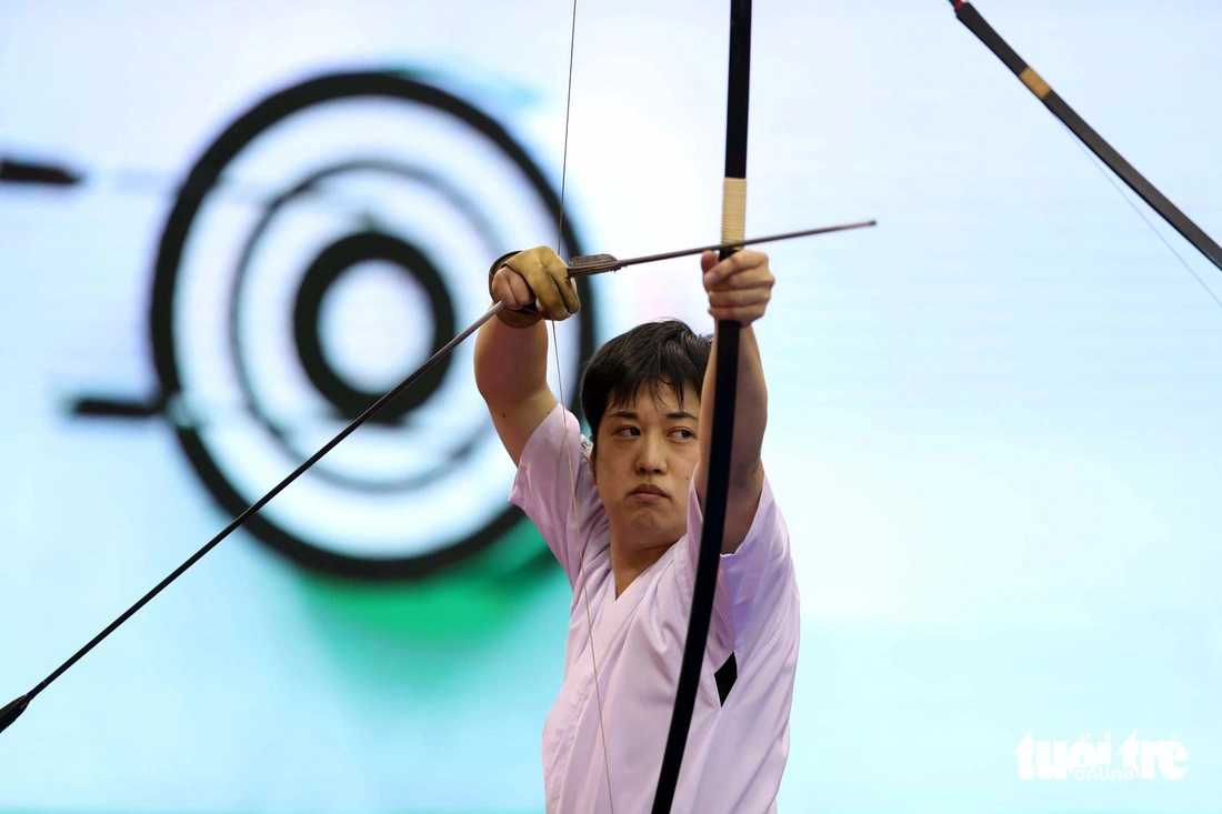 A Kyudo artist during his performance at the Japanese Martial Arts Performance Festival in Ho Chi Minh City on November 10, 2024. Photo: N.K. / Tuoi Tre