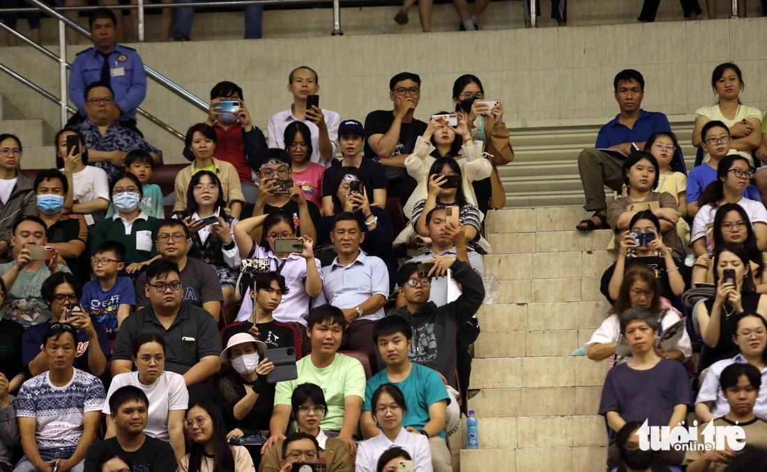 Fans film videos of performances at the Japanese Martial Arts Performance Festival in Ho Chi Minh City on November 10, 2024. Photo: N.K. / Tuoi Tre