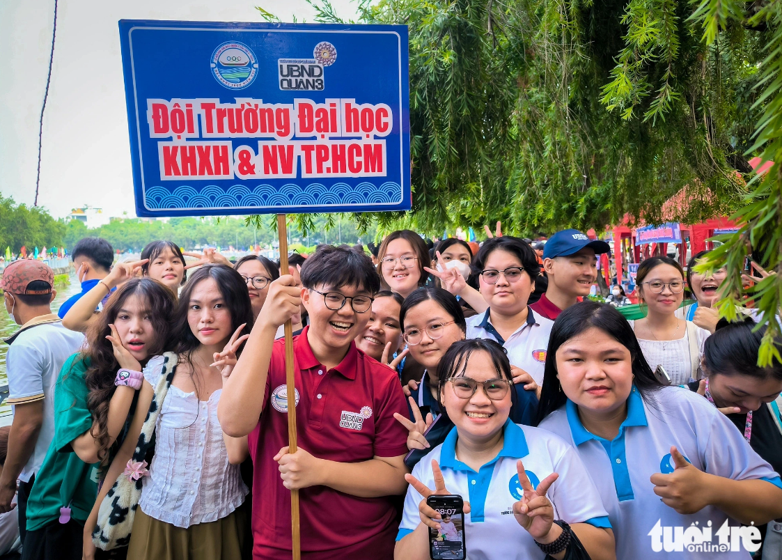 Spectators gather at the Ngo boat race on the Nhieu Loc - Thi Nghe Canal in District 3, Ho Chi Minh City, November 10, 2024. Photo: Chau Tuan / Tuoi Tre