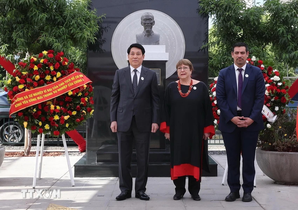 Vietnam state leader lays wreath at statue of President Ho Chi Minh in Chile