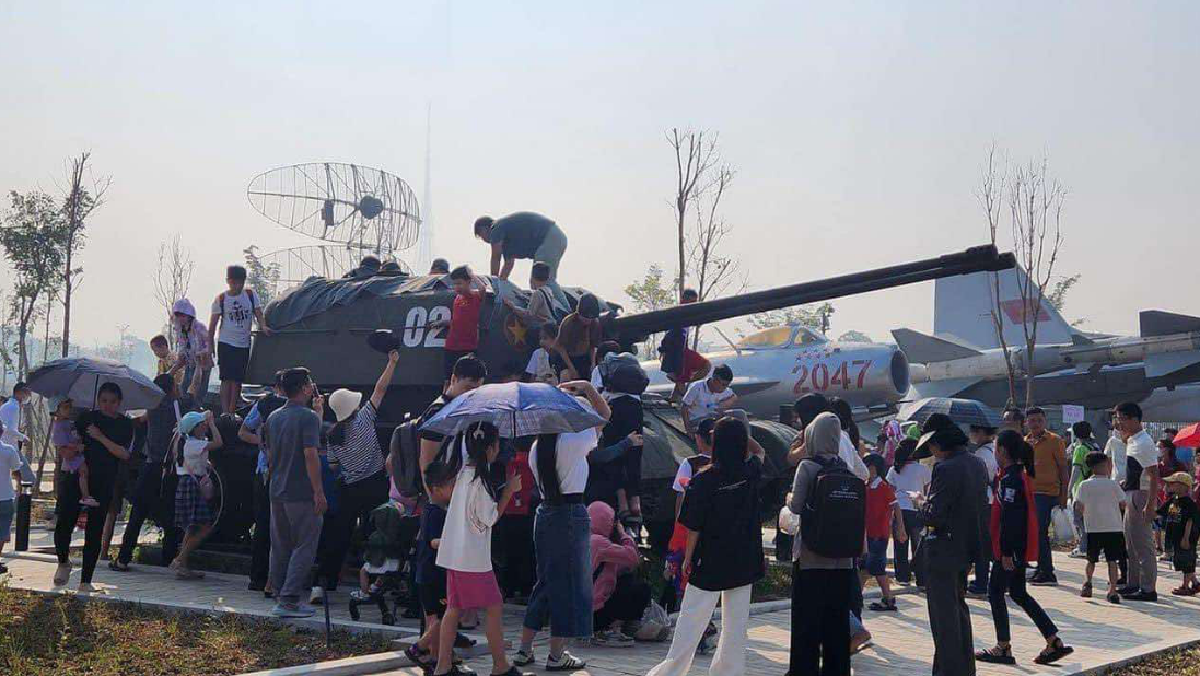 Children climbing onto tanks, cannons in Hanoi military museum provokes public outrage