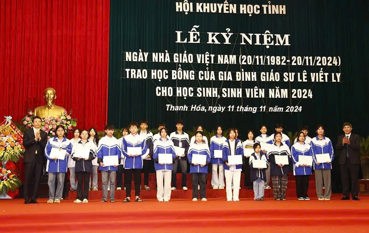 Students in Thanh Hoa Province receive scholarships from the family of Professor Le Viet Ly on November 11, 2024. Photo: Tuoi Tre contributor