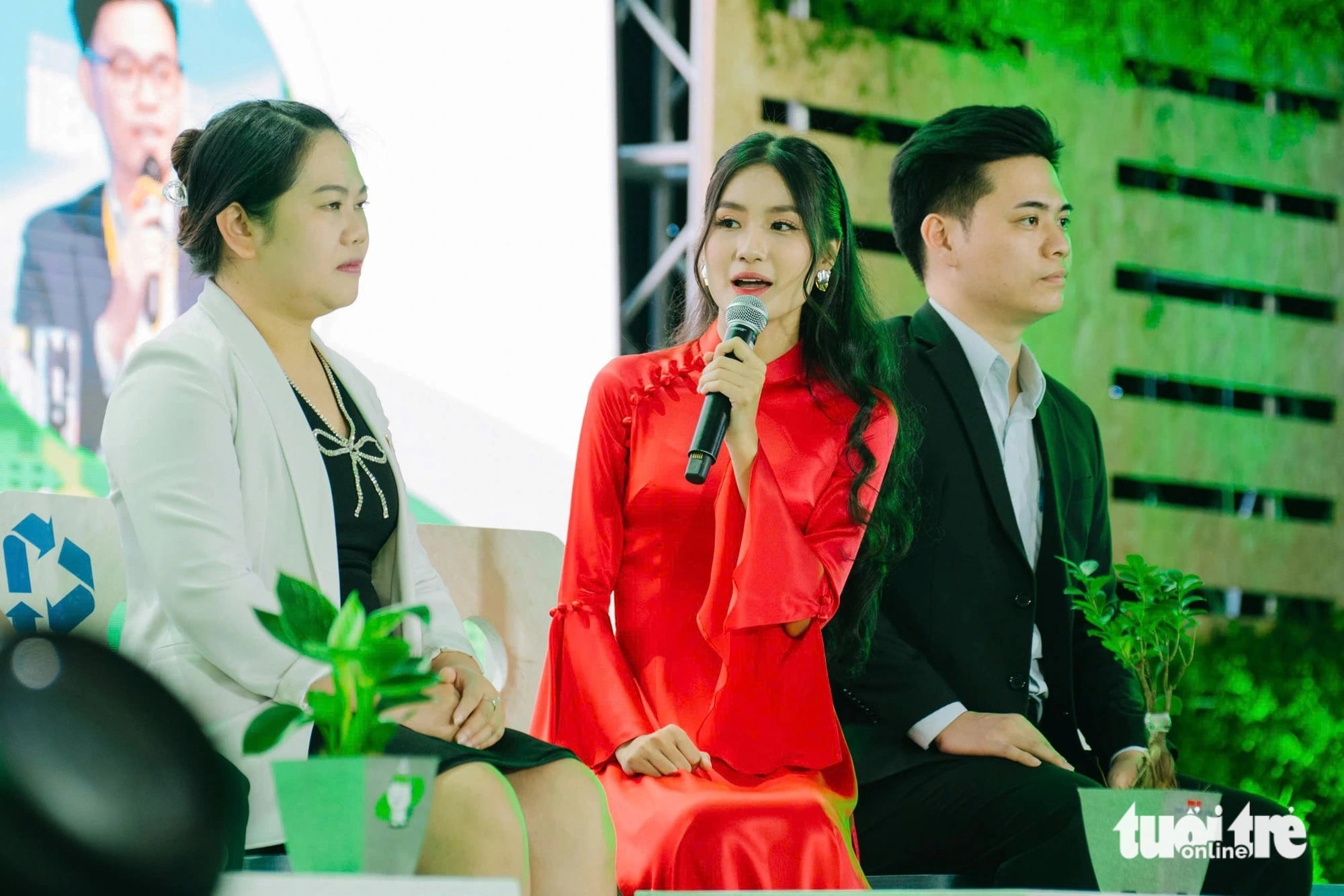 Miss Eco International 2023 Nguyen Thanh Ha speaks at a panel discussion on waste sorting at the Green Vietnam Festival in Ho Chi Minh City on November 9, 2024. Photo: Thanh Hiep / Tuoi Tre News