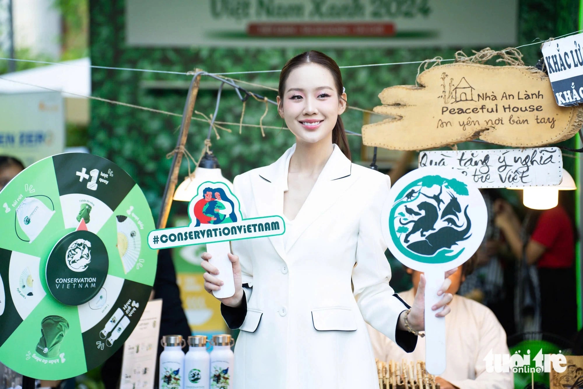 Miss Intercontinental 2022 Le Nguyen Bao Ngoc (right) poses for a photo at her booth at the Green Vietnam Festival in Ho Chi Minh City on November 9, 2024. Photo: Thanh Hiep / Tuoi Tre