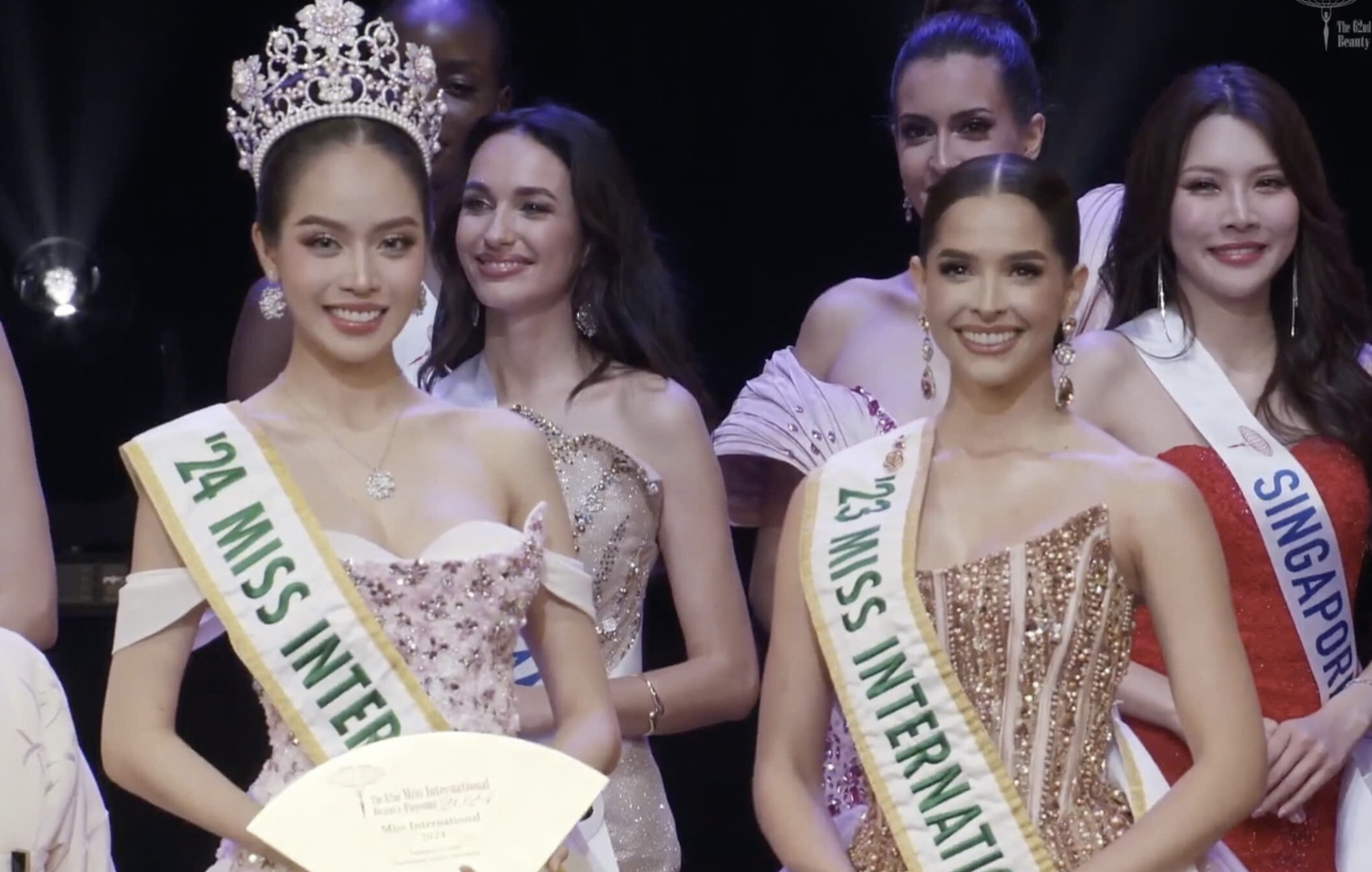 A screenshot of Huynh Thi Thanh Thuy (L), who became the first Vietnamese beauty to win the Miss International title.