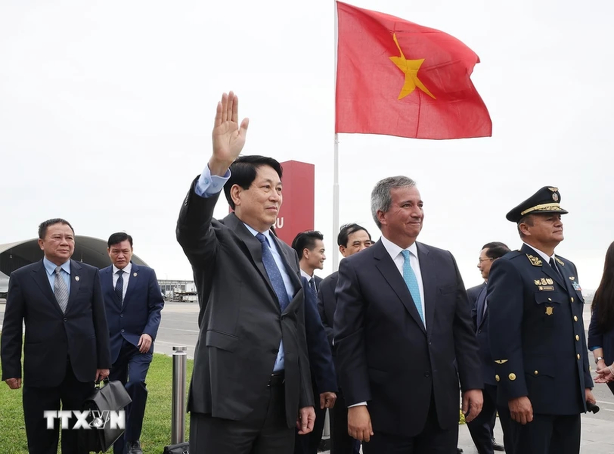 Vietnamese State President Luong Cuong waves when being welcomed at Jorge Chavez International Airport in Peru’s capital Lima on November 12, 2024. Photo: Vietnam News Agency