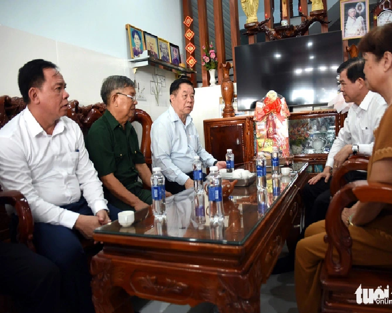 Head of the Central Department of Propaganda and Education Nguyen Trong Nghia and leaders of the administration in Dong Nai visit residents at the Loc An - Binh Son resettlement area of the Long Thanh International Airport project. Photo: A Loc / Tuoi Tre