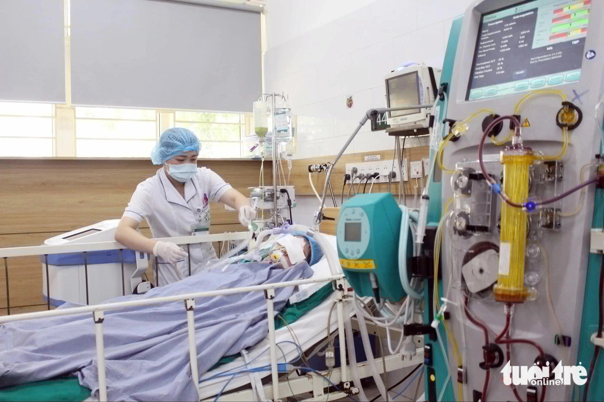 A brain-damaged patient under treatment at a hospital after using e-cigarettes. Photo: D. Lieu / Tuoi Tre