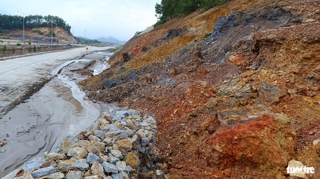 Large portions of soil are cracking, poised for landslides in Da Nang, central Vietnam. Photo: Doan Cuong / Tuoi Tre