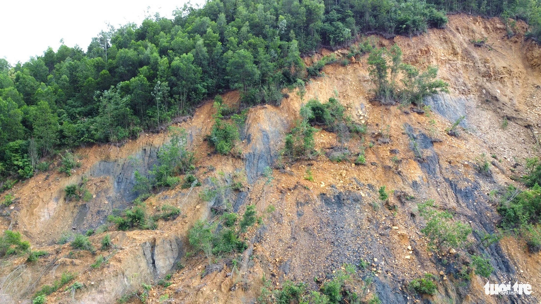 Eroding areas on the hillside threaten to slide down in heavy rain in Da Nang, central Vietnam. Photo: Doan Cuong / Tuoi Tre