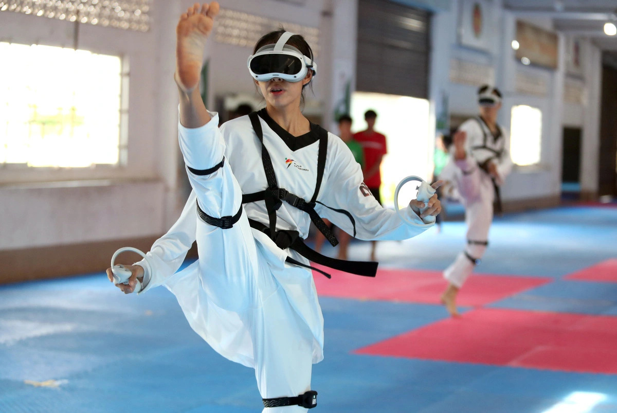 National champion Le Thi Ngoc Phuong, competing in the 46 kg category, competes in a virtual match with teammates during practice. Photo: N.Khoi / Tuoi Tre