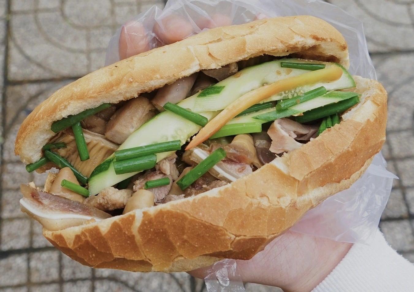 A banh mi (Vietnamese baguette sandwich) stuffed with pork offal stew fetches at VND 25,000 (US$0.98) at Phá Lấu Lâm Ký in District 11, Ho Chi Minh City. Photo: Le Duy / Tuoi Tre