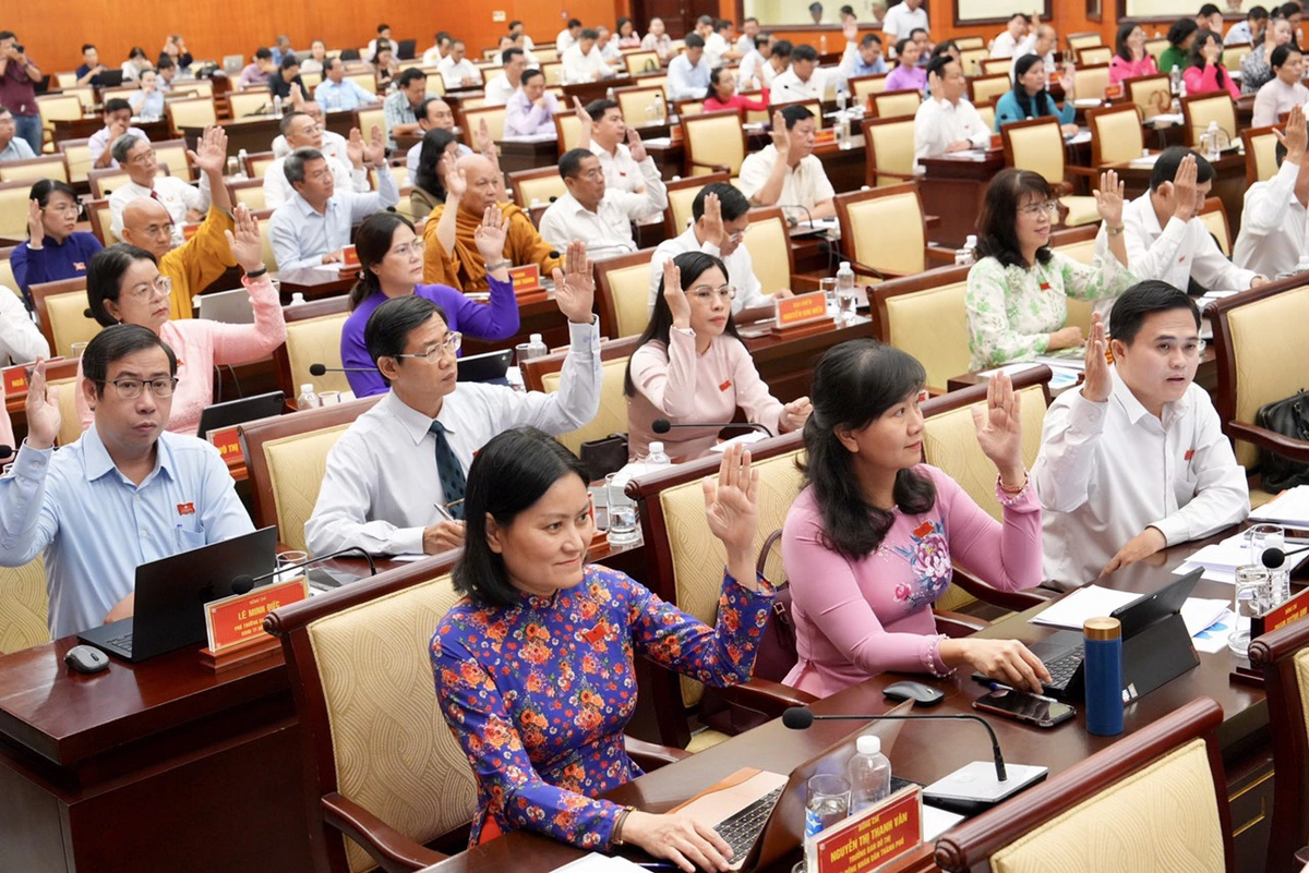 Members of the Ho Chi Minh City People’s Council vote in approval for a resolution establishing criteria, sectors, and guidelines for the controlled testing of new technology solutions, specifically drones and uncrewed vehicles on November 14, 2024. Photo: Huu Hanh / Tuoi Tre