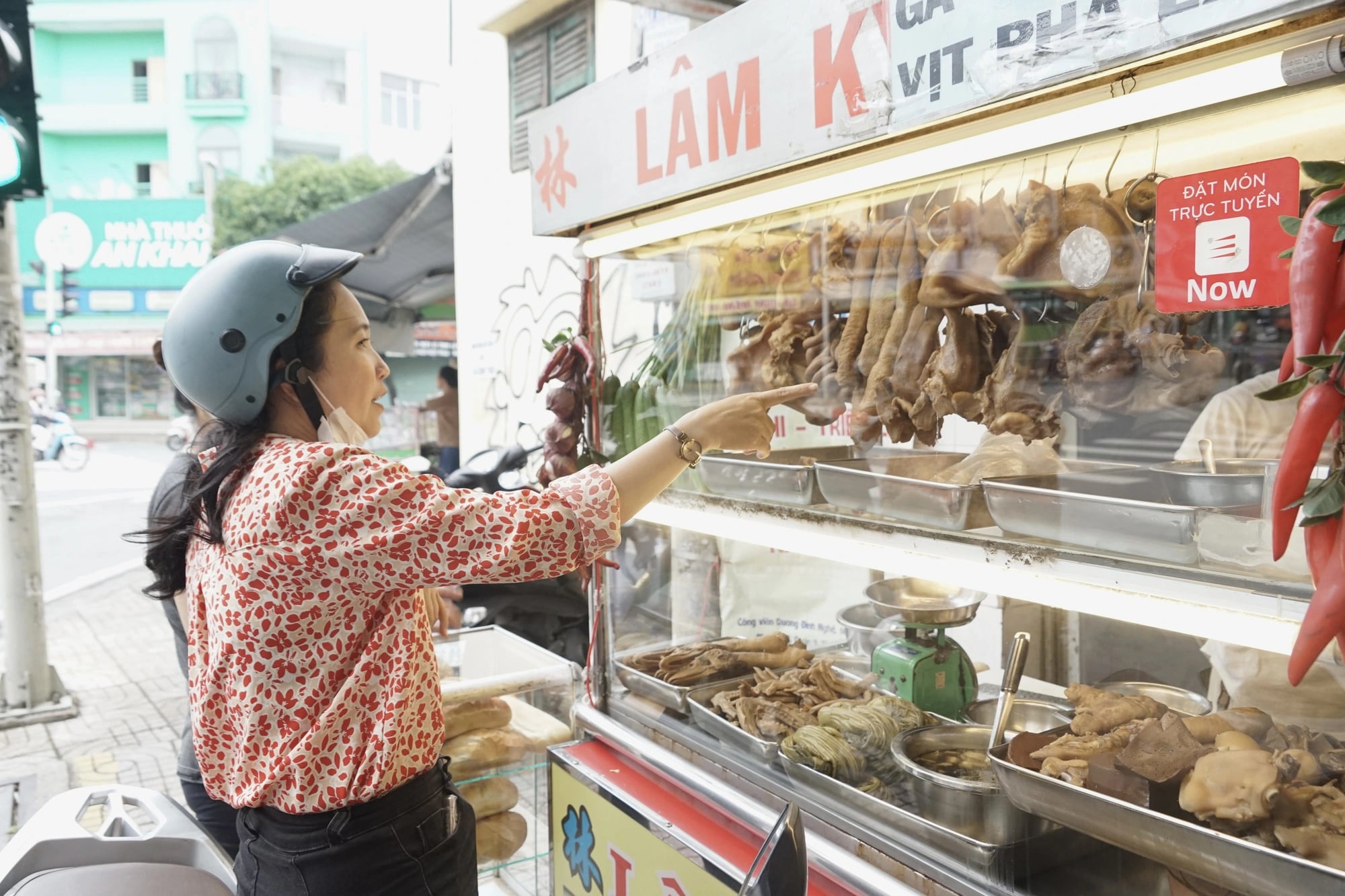 A diner buys pork offal stew at Phá Lấu Lâm Ký in District 11, Ho Chi Minh City. Photo: Le Duy / Tuoi Tre