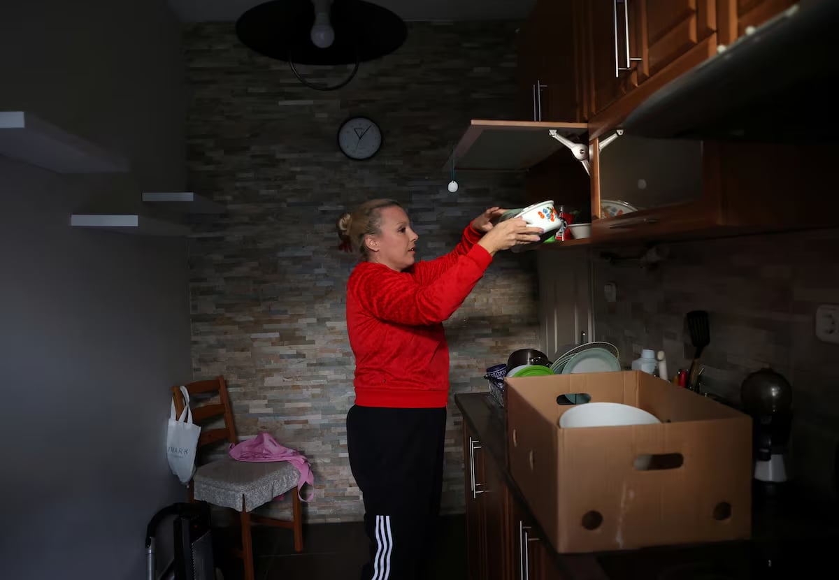 Eszter Czovek, 45, packs up her house as she moves to Austria, in Budapest, Hungary, October 28, 2024. Photo: Reuters