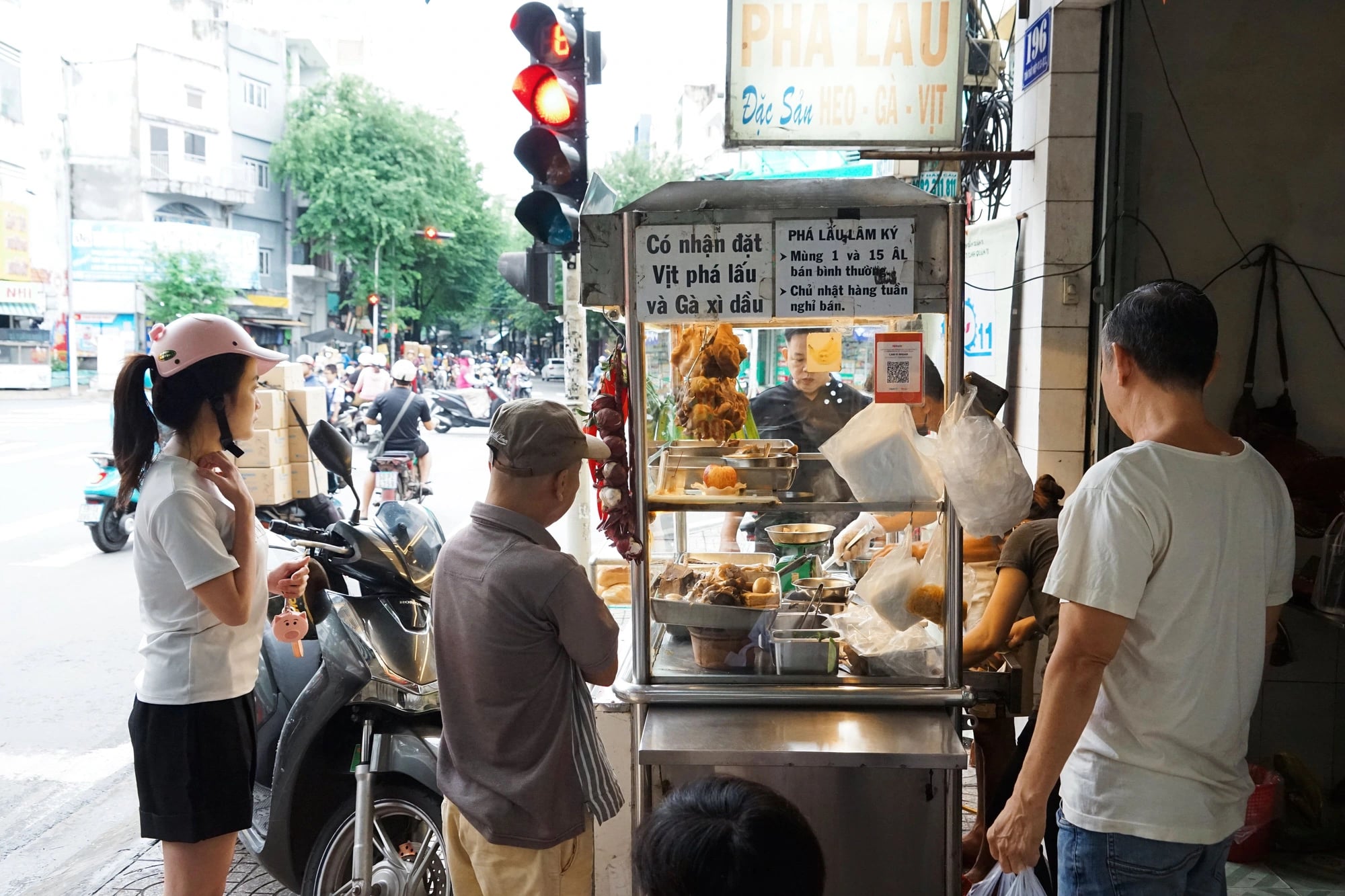 Customers wait for their orders at Phá Lấu Lâm Ký in District 11, Ho Chi Minh City. Photo: Le Duy / Tuoi Tre