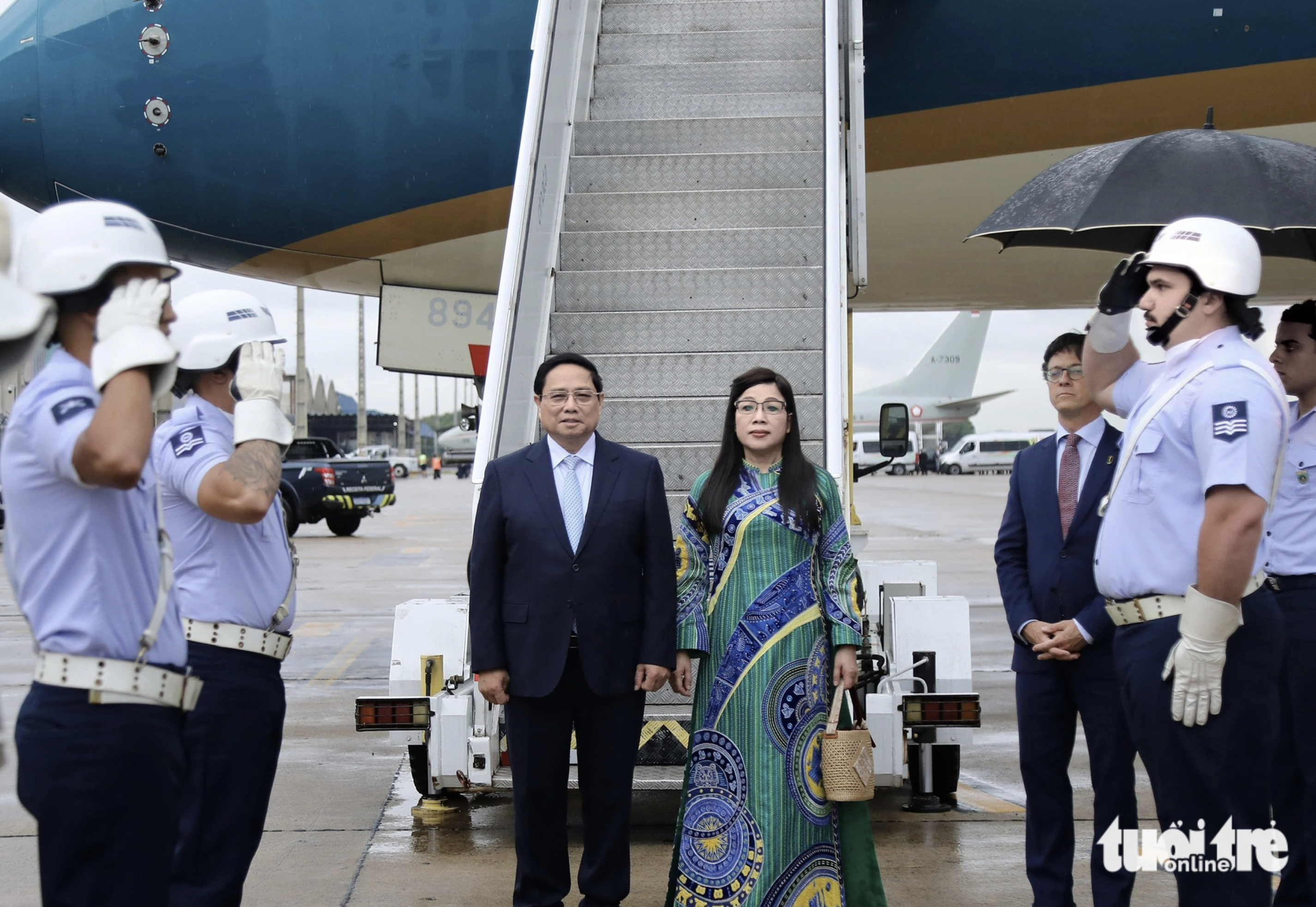 A guard of honor greets Vietnamese Prime Minister Pham Minh Chinh and his spouse at an air force base in Brazil on November 16, 2024. Photo: Duy Linh / Tuoi Tre