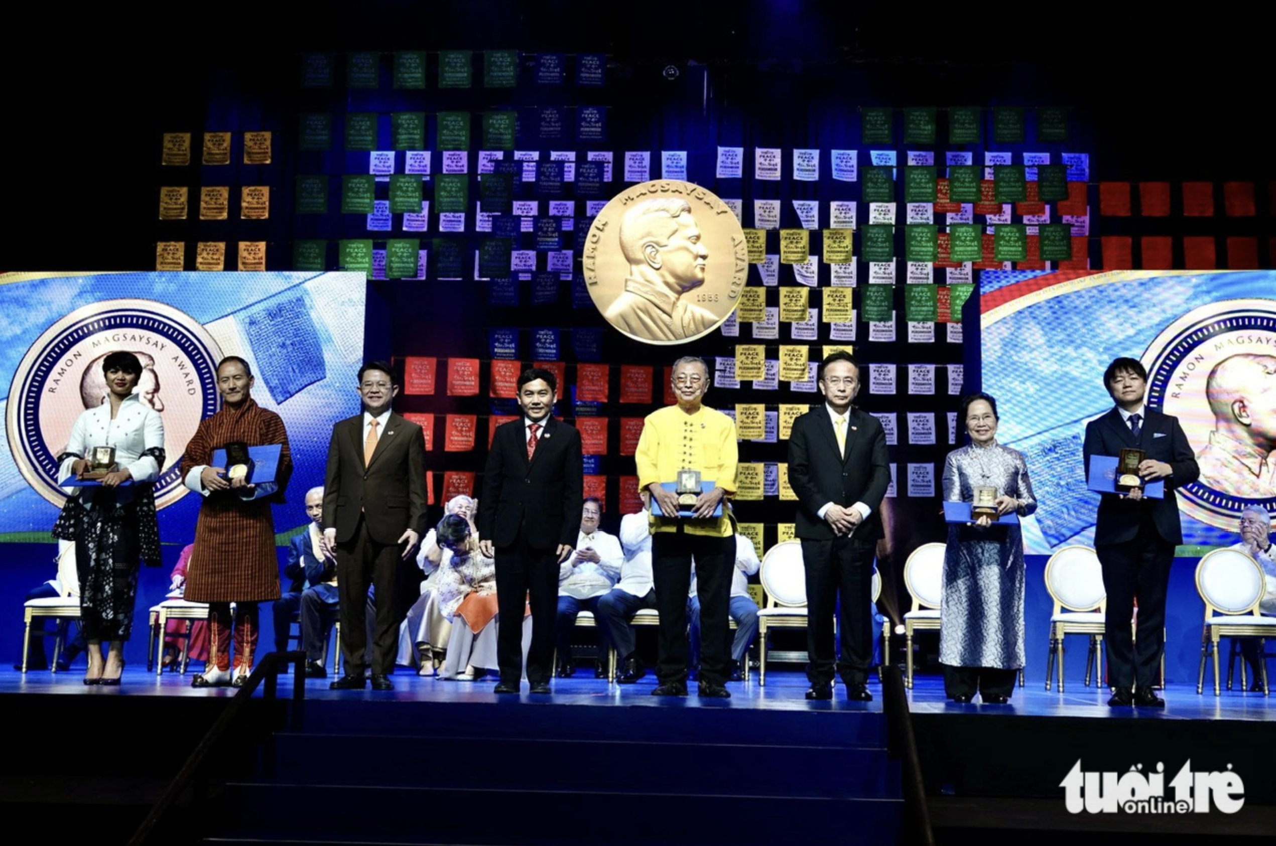 From right: Kenichi Yoda on behalf of Japan’s Miyazaki Hayao, Professor Nguyen Thi Ngoc Phuong of Vietnam, four doctors from the Rural Doctors Movement of Thailand, Karma Phuntsho of Bhutan, and Farwiza Farhan of Indonesia at the award ceremony on November 16, 2024. Photo: T.T.D. / Tuoi Tre