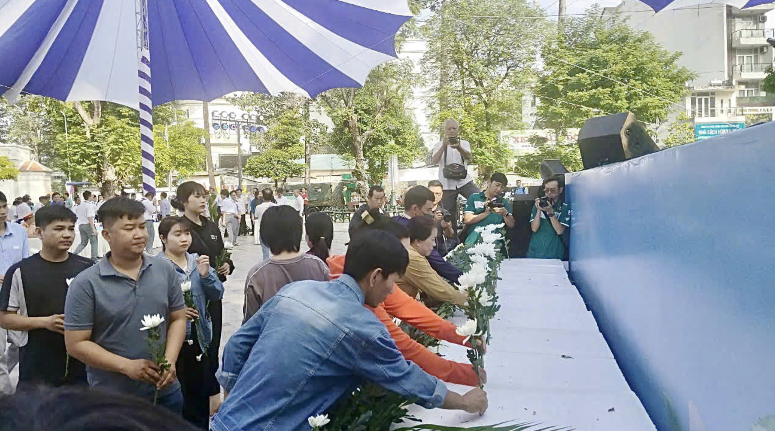 Residents in Ho Chi Minh City pay tribute to those who died in traffic accidents. Photo: Thu Dung / Tuoi Tre