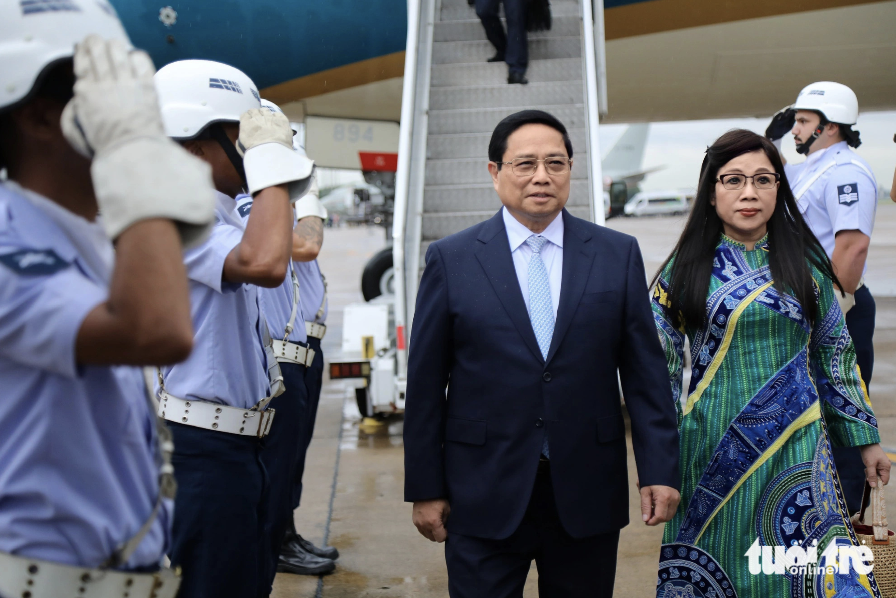 Vietnamese Prime Minister Pham Minh Chinh and his spouse arrive in Rio de Janeiro, Brazil on November 16, 2024, beginning a three-day working visit to attend the G20 Summit and bilateral activities. Photo: Duy Linh / Tuoi Tre