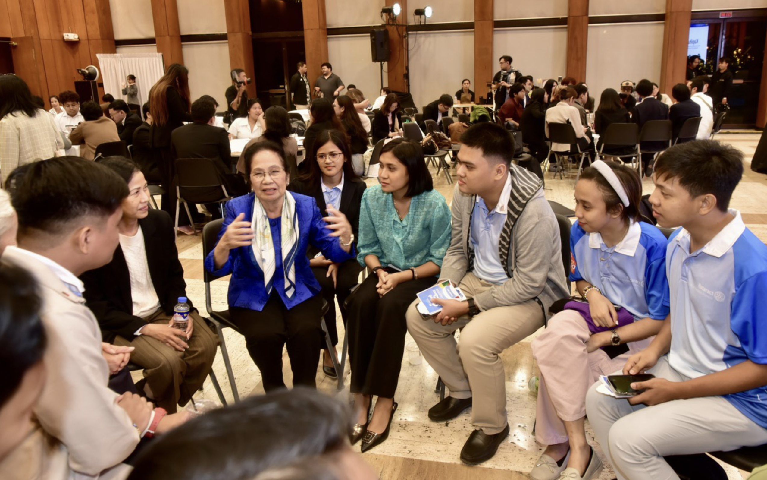 Professor Nguyen Thi Ngoc Phuong (in blue) talks to university students in the Philippines. T.T.D. / Tuoi Tre