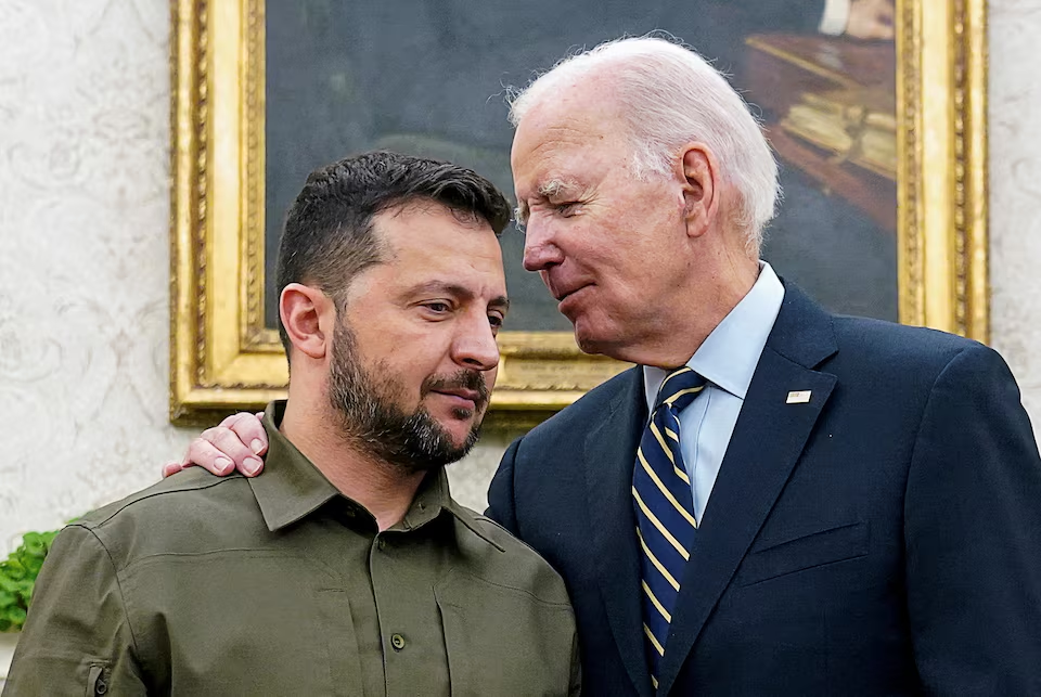 Ukrainian President Volodymyr Zelenskiy is embraced by U.S. President Joe Biden in the Oval Office of the White House in Washington, September 21, 2023. Photo: Reuters