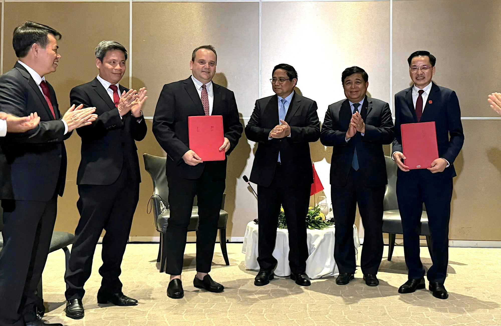 Vietnamese Prime Minister Pham Minh Chinh (L, 3rd) attends the MoU signing ceremony between Vietnam’s state-run chemical giant Vinachem and Oceanside One Trading in Brazil, on November 17, 2024. Photo: H.H