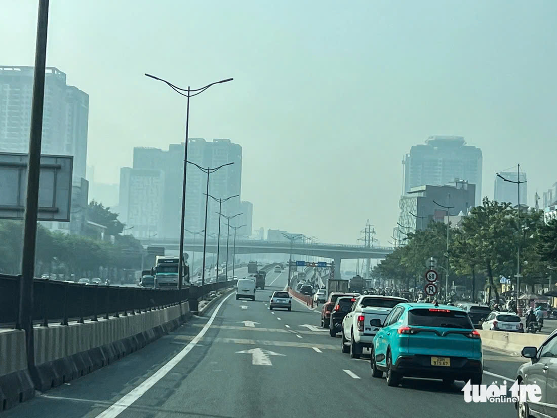 Haze engulfs a corner of Hanoi. Photo: Pham Tuan / Tuoi Tre