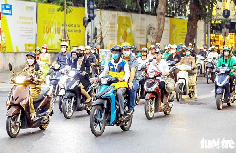 People travel on motorbikes on Hang Bai Street in Hoan Kiem District, Hanoi. During peak hours, residents prefer motorbikes. Photo: Danh Khang / Tuoi Tre